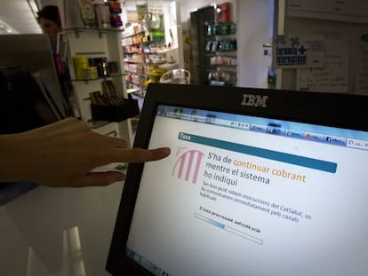 Las farmacias catalanas siguen cobrando el euro por receta hasta que haya notificación oficial.