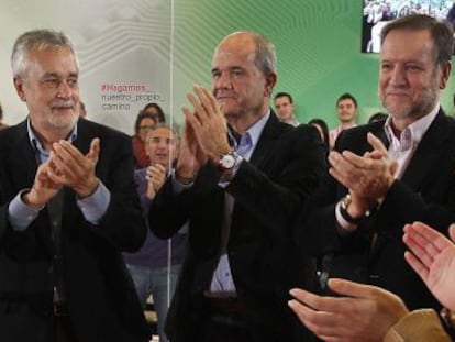 Los expresidentes de la Junta de Andalucía José Antonio Griñán (izquierda) y Manuel Chaves, en un acto en 2011.