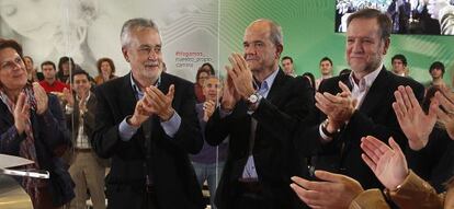 Los expresidentes de la Junta de Andalucía José Antonio Griñán (izquierda) y Manuel Chaves, en un acto en 2011.