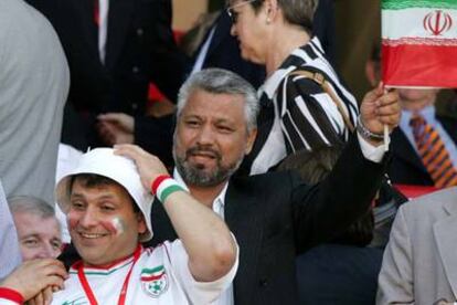 Mohammad Aliabadi, vicepresidente de Irán, agita una bandera durante el partido ante México.