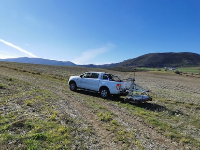 El georradar de la Unidad de Geodetección de la Universidad de Cádiz en El Carrascal, el campo de cultivo de Cañete La Real (Málaga) en el que ha aparecido la ciudad romana de Flavia Sabora.