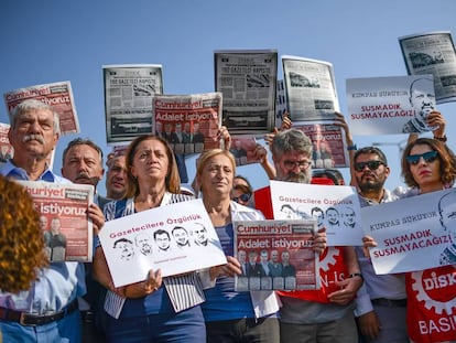 Manifestaci&oacute;n reclamando la libertad de los periodistas presos el pasado d&iacute;a 11 en Estambul (Turqu&iacute;a). 