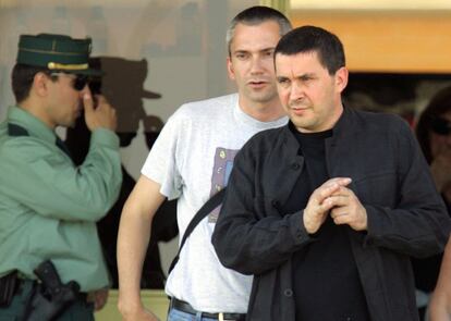 27 de mayo de 2005. Arnaldo Otegi acompañado de Joseba Permach (centro), a la salida de la cárcel de Soto del Real después de 41 horas de prisión.
