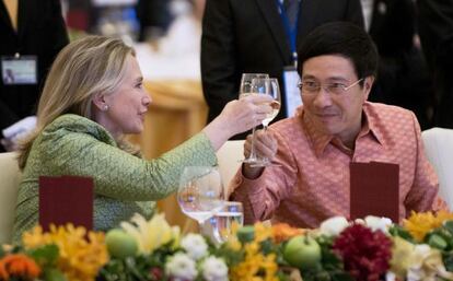 La secretaria de Estado norteamericana brinda con su homólogo vietnamita.