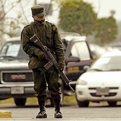 Un soldado mexicano hace guardia junto al aeropuerto de Monterrey.