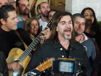 El cantante colombiano Juanes, cuyo concierto este sábado en Mérida (Badajoz) fue suspendido por la lluvia, ha querido compensar y sorprender a sus seguidores al interpretar tres canciones a las puertas del hotel en el que se alojaba.