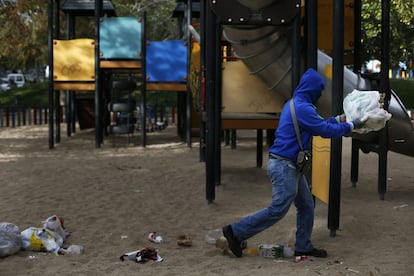 Un piquete tira basura en una zona infantil en el primer día de huelga indefenida en el servicio de limpieza. Las tres empresas concesionarias del servicio de limpieza viaria y jardinería de Madrid que plantean un Expediente de Regulación de Empleo (ERE) han ofrecido a los sindicatos reducir un 12 por ciento el número de despidos inicialmente planteado (1.134), a cambio de negociar fórmulas alternativas de ahorro de costes, lo que afectaría a unos 136 trabajadores.