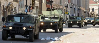 Vehículos militares patrullan la desierta calle Boylston donde se produjeron las dos explosiones que costaron la vida a 3 personas y heridas a docenas durante la celebración del Maratón de Boston (EE UU).