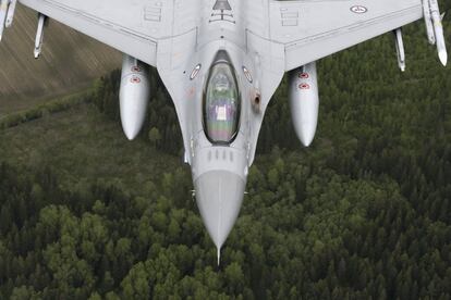 Un F-16 de la fuerza aérea noruega sobrevuela Šiauliai, en Lituania, durante una misión de vigilancia de la OTAN