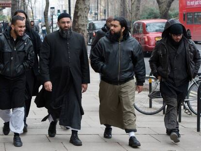 El predicador Anjem Choudary (centro), hoy en prisi&oacute;n, camina en Londres junto a un grupo de j&oacute;venes seguidores, en 2009.