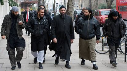 El predicador Anjem Choudary (centro), hoy en prisi&oacute;n, camina en Londres junto a un grupo de j&oacute;venes seguidores, en 2009.