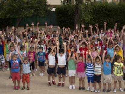 Ni&ntilde;os de la escuela de verano en el colegio p&uacute;blico Pr&iacute;ncipe Felipe, en Umbrete (Sevilla).