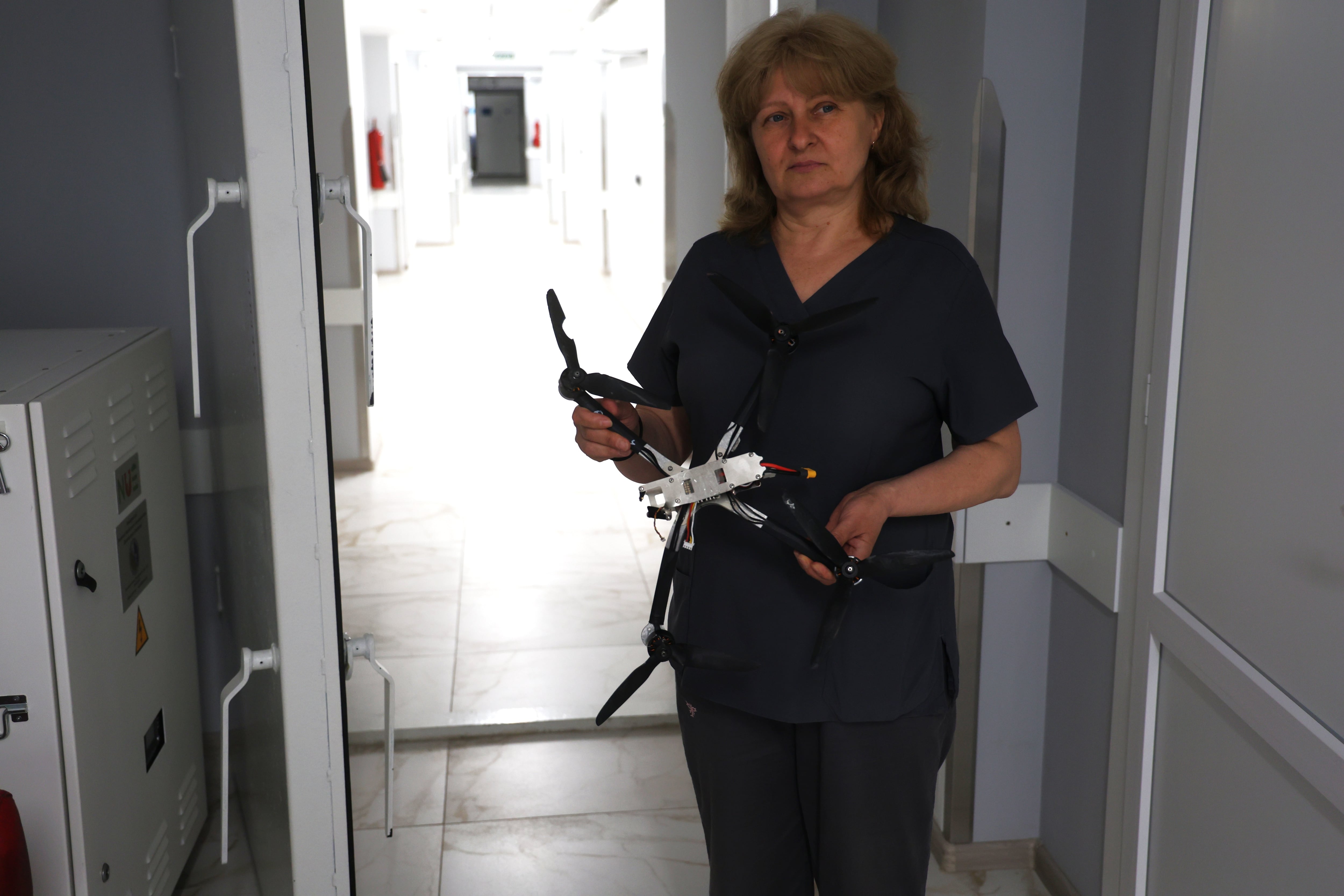La enfermera Ludmila Lohvynenko muestra uno de los drones rusos sin estallar que guardan en la maternidad.