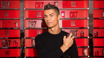 Cristiano Ronaldo echándose su propio perfume.