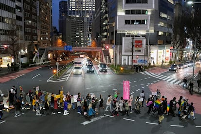 Decenas de personas participan en la manifestación por el Día Internacional de la Mujer, este viernes el centro de Tokio (Japón),