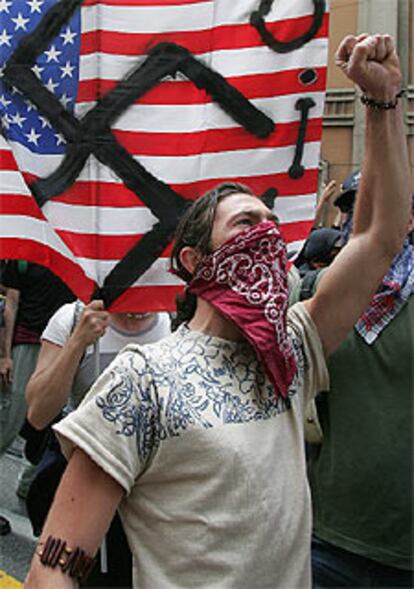 Un joven levanta el puño en la protesta contra Bush, en Roma.