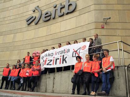 Trabajadores indefinidos no fijos de las emisoras de EiTB, en su protesta ante la sede del ente público.