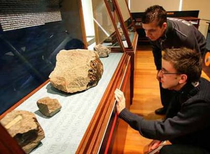 El Museo Nacional de Ciencias Naturales de Madrid exhibe por primera vez su colección completa de más de 300 meteoritos, que van desde rocas que superan los 4.500 millones de años (la misma edad que la Tierra) hasta una treintena de "joyas" correspondientes a las "caídas" más importantes documentadas en España