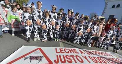 Los ganaderos de Los Pedroches llevaron a sus hijos disfrazados a la protesta de ayer en Alcaracejos (Córdoba) por los bajos precios.