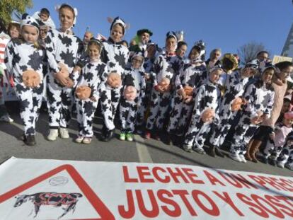 Los ganaderos de Los Pedroches llevaron a sus hijos disfrazados a la protesta de ayer en Alcaracejos (Córdoba) por los bajos precios.