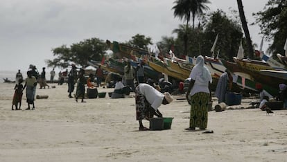 Cayucos en la playa de Diogu&eacute; (Senegal).