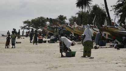Cayucos en la playa de Diogué (Senegal).