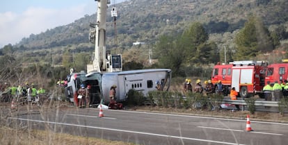 L'autocar sinistrat a l'AP-7, bolcat a la carretera.