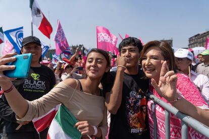 Xóchitl Gálvez se hace una selfi con simpatizantes, este 19 de mayo.