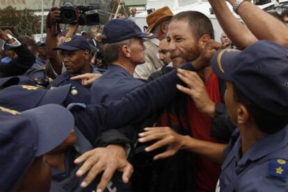 Seguidores del asesinado líder ultraconservador Eugene Terreblanche chocan con la polícia fuera del tribunal de Ventersdrop