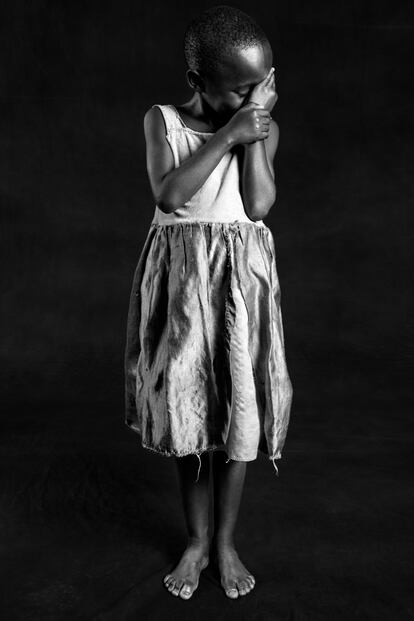 "La acusación de brujería en el este de RDC se usa a menudo como excusa por parte de las madrastras para librarse de las hijas”, explica Muñoz. "Las niñas acusadas de brujería son víctimas de exorcismos tremendos y en la calle se convierten en esclavas de otros niños". La fotógrafa no volvió a ver a la chica que protagoniza esta foto.