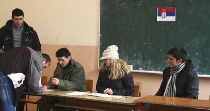 Un ciudadano vota en la parte serbia de Mitrovica, en el norte de Kosovo.