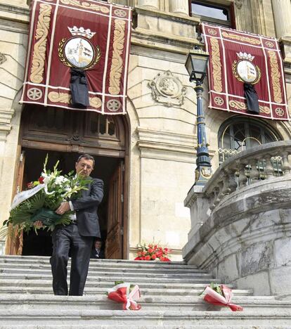 El diputado general de Bizkaia, José Luis Bilbao, en la ofrenda floral en las escalinatas del Ayuntamiento de Bilbao en honor de Iñaki Azkuna.