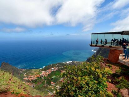 El mirador de Abrante, sobre el pueblo de Agulo, en la isla canaria de La Gomera.