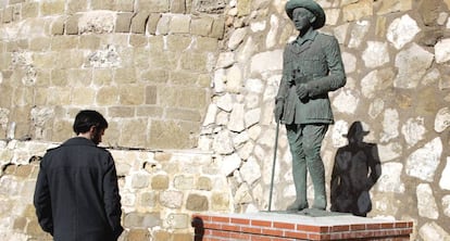 La estatua de Franco, como general de la Legión, colocada en Melilla.