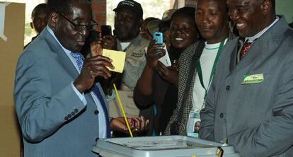 Mugabe intruduce su voto en una urna en Harare, el 31 de julio.