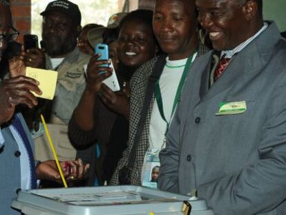 Mugabe intruduce su voto en una urna en Harare, el 31 de julio.