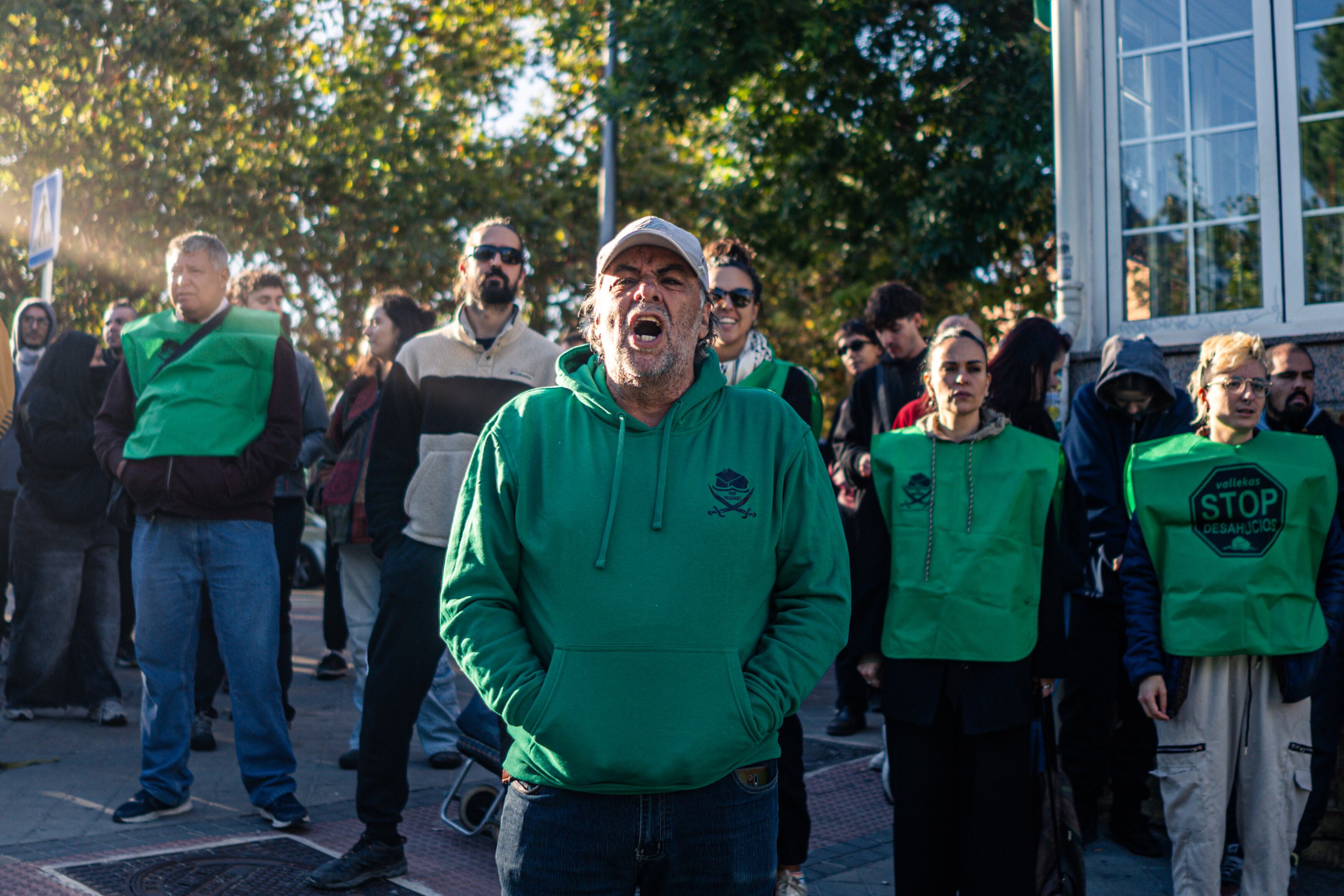 Simpatizantes de la Plataforma Antidesahucio de Vallecas durante la concentración de este viernes frente a la casa de Amparo Espino en Madrid. 
