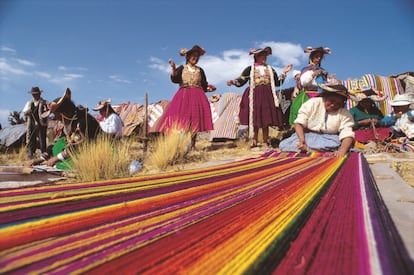 Tejedoras de Llachón, Puno (Perú). Por DOMINGO GIRIBALDI