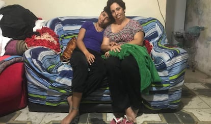 La estudiante Winnie Sally junto a su madre, Liliane de Oliveira.