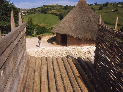 Una de las chozas reconstruidas en el poblado cántabro de Cabezón de la Sal, en Cantabria.
