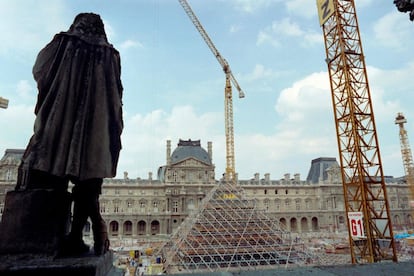 O projeto arquitetônico consistia em fornecer um grande lobby que dava acesso às diferentes alas do museu. "Para esse propósito, a pirâmide era evidente", diz Jack Lang, que lembra que a primeira vez que viu o monumento de vidro não ficou surpreso. Na imagem, obras de construção da pirâmide do Louvre, em agosto de 1987.