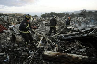 Bomberos mexicanos trabajan en la zona de una explosión en un mercado de pirotecnia del municipio mexicano de Tultepec.