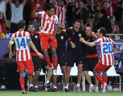 Falcao celebra uno de los goles ante el Chelsea.