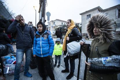 Nilofar, una niña afgana de 9 años, con sus padres y hermanos de 12 y 4 años, en el puerto de Mitilene.