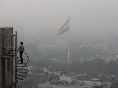 Imagen tomada desde un edificio de Delhi este viernes, en la que se aprecia la nube de contaminación.