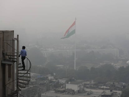 Imagen tomada desde un edificio de Delhi este viernes, en la que se aprecia la nube de contaminación.