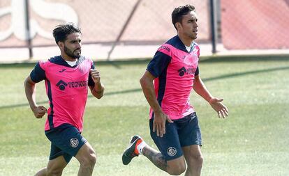 Jaime Mata, a la derecha, entrena con el Getafe.