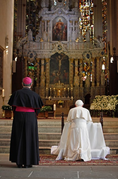 El papa Benedicto XVI, acompañado del obispo  Joachim Wanke, reza en la catedral de Erfurt, al este de Alemania, durante su segundo día de visita a su tierra natal.