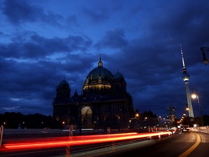 La catedral de Berlín, el viernes con las luces atenuadas mientras a la derecha resplandece la torre de la televisión.