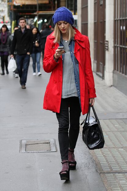 La VJ británica Fearne Cotton de paseo por Londres el martes por la tarde con una llamativa gabardina roja.